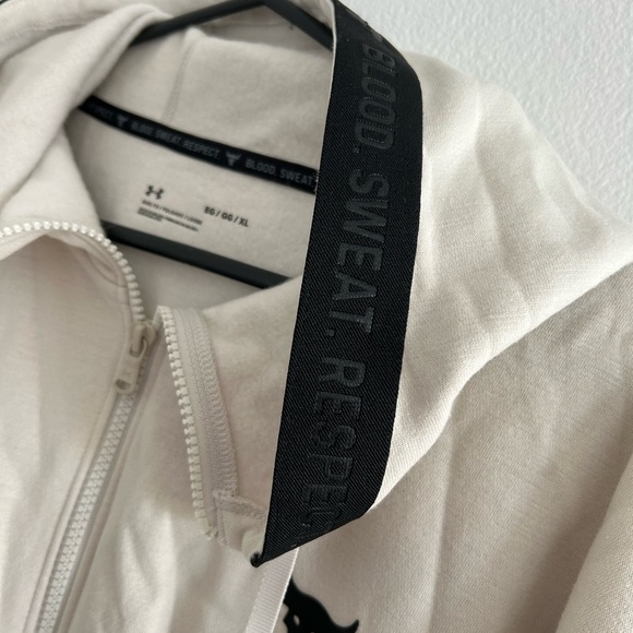 ⭐️Host Pick⭐️ HELLY HANSEN beige hoodie - Picture 5 of 6